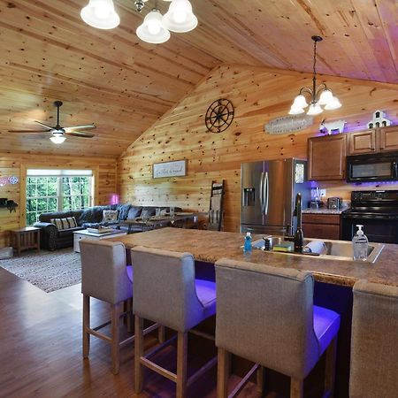 Enchanted Forest Cabin And Teepee! Lights & Laser Show! Private Hot Tub! Unique Stay! Sevierville Luaran gambar