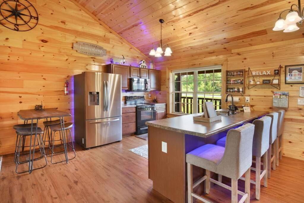 Enchanted Forest Cabin And Teepee! Lights & Laser Show! Private Hot Tub! Unique Stay! Sevierville Luaran gambar