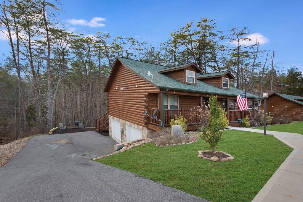 Enchanted Forest Cabin And Teepee! Lights & Laser Show! Private Hot Tub! Unique Stay! Sevierville Luaran gambar