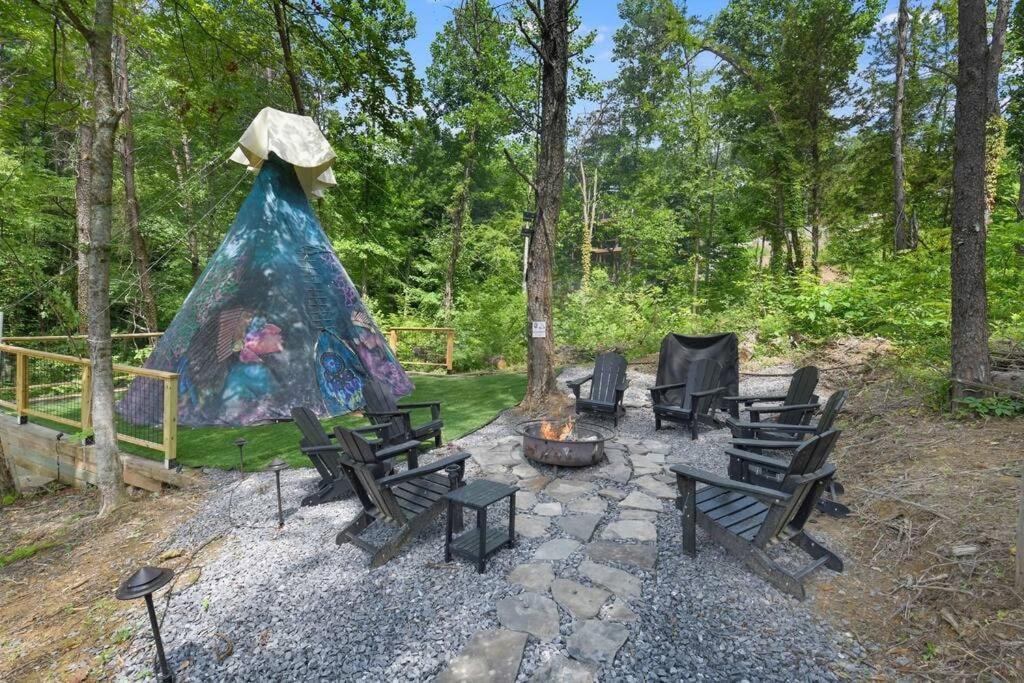 Enchanted Forest Cabin And Teepee! Lights & Laser Show! Private Hot Tub! Unique Stay! Sevierville Luaran gambar