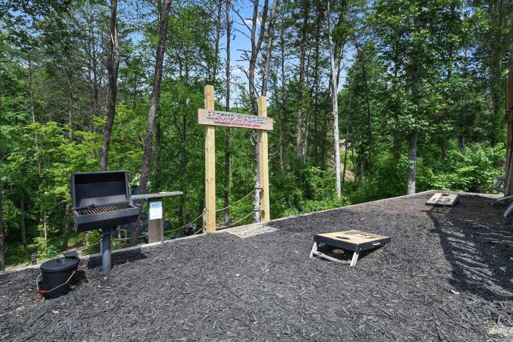 Enchanted Forest Cabin And Teepee! Lights & Laser Show! Private Hot Tub! Unique Stay! Sevierville Luaran gambar