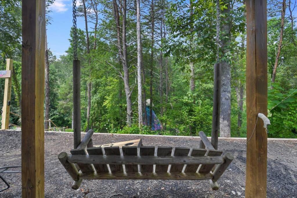 Enchanted Forest Cabin And Teepee! Lights & Laser Show! Private Hot Tub! Unique Stay! Sevierville Luaran gambar