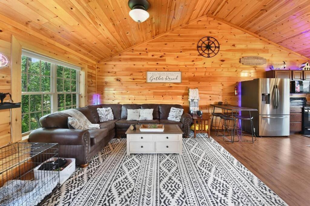 Enchanted Forest Cabin And Teepee! Lights & Laser Show! Private Hot Tub! Unique Stay! Sevierville Luaran gambar