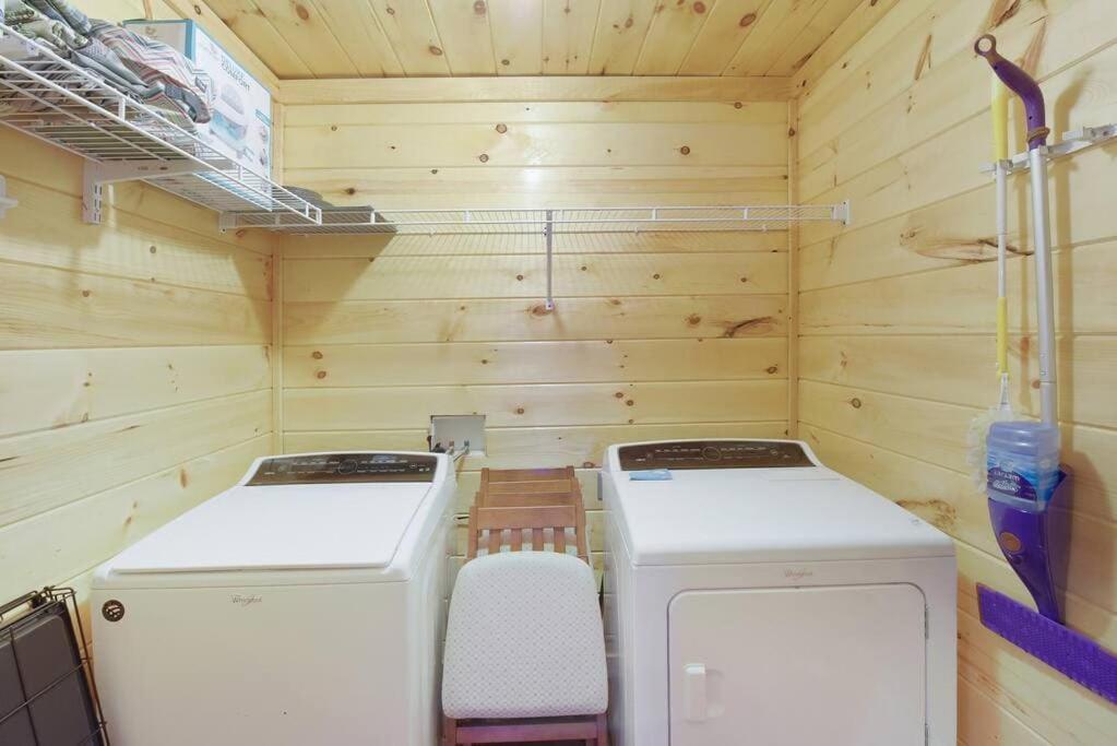 Enchanted Forest Cabin And Teepee! Lights & Laser Show! Private Hot Tub! Unique Stay! Sevierville Luaran gambar
