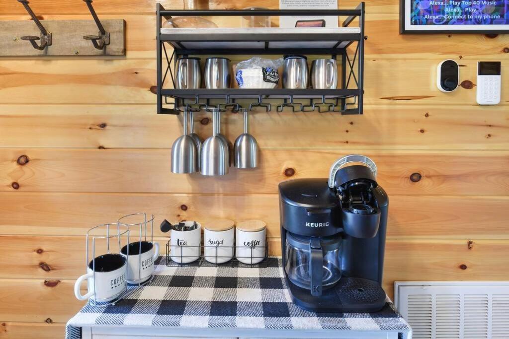 Enchanted Forest Cabin And Teepee! Lights & Laser Show! Private Hot Tub! Unique Stay! Sevierville Luaran gambar