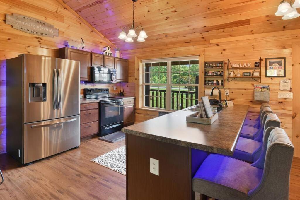 Enchanted Forest Cabin And Teepee! Lights & Laser Show! Private Hot Tub! Unique Stay! Sevierville Luaran gambar