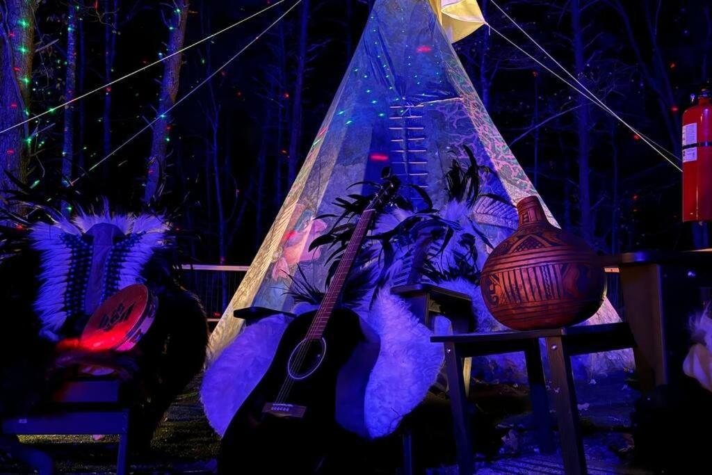 Enchanted Forest Cabin And Teepee! Lights & Laser Show! Private Hot Tub! Unique Stay! Sevierville Luaran gambar