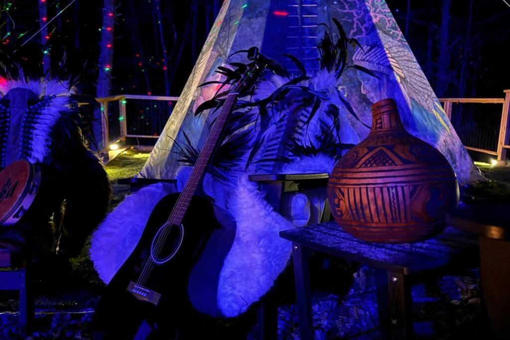 Enchanted Forest Cabin And Teepee! Lights & Laser Show! Private Hot Tub! Unique Stay! Sevierville Luaran gambar