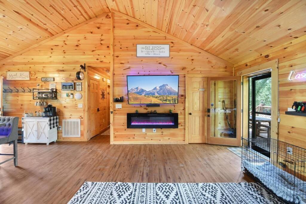 Enchanted Forest Cabin And Teepee! Lights & Laser Show! Private Hot Tub! Unique Stay! Sevierville Luaran gambar