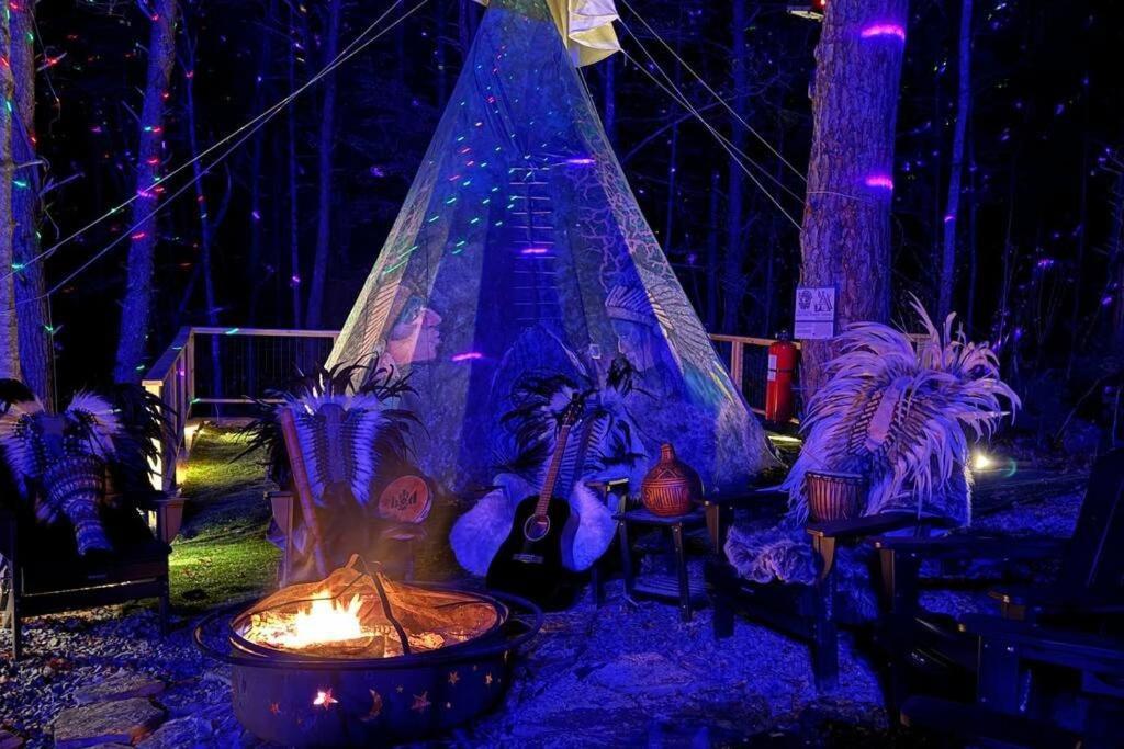 Enchanted Forest Cabin And Teepee! Lights & Laser Show! Private Hot Tub! Unique Stay! Sevierville Luaran gambar