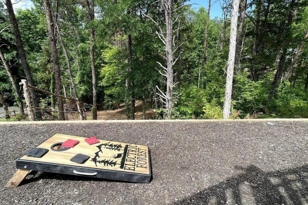 Enchanted Forest Cabin And Teepee! Lights & Laser Show! Private Hot Tub! Unique Stay! Sevierville Luaran gambar