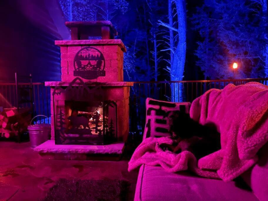 Enchanted Forest Cabin And Teepee! Lights & Laser Show! Private Hot Tub! Unique Stay! Sevierville Luaran gambar
