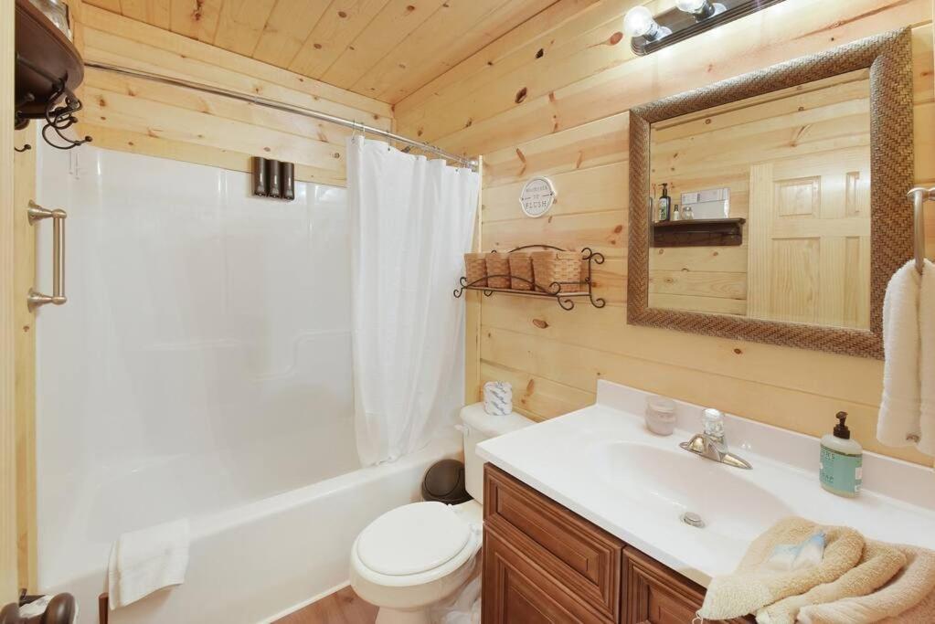 Enchanted Forest Cabin And Teepee! Lights & Laser Show! Private Hot Tub! Unique Stay! Sevierville Luaran gambar