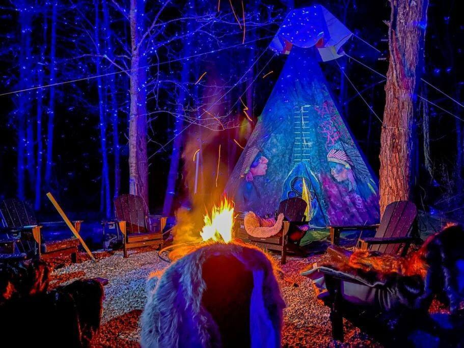 Enchanted Forest Cabin And Teepee! Lights & Laser Show! Private Hot Tub! Unique Stay! Sevierville Luaran gambar