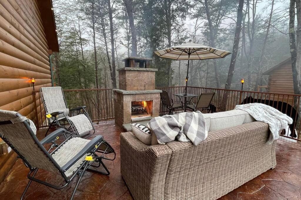 Enchanted Forest Cabin And Teepee! Lights & Laser Show! Private Hot Tub! Unique Stay! Sevierville Luaran gambar