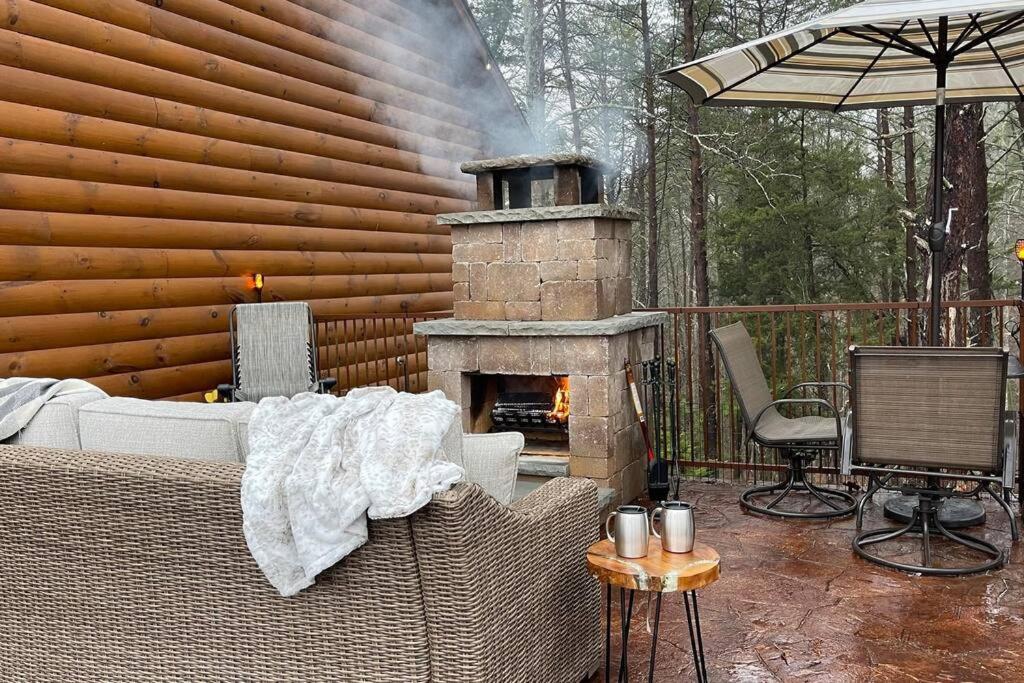 Enchanted Forest Cabin And Teepee! Lights & Laser Show! Private Hot Tub! Unique Stay! Sevierville Luaran gambar