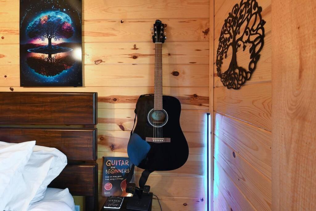 Enchanted Forest Cabin And Teepee! Lights & Laser Show! Private Hot Tub! Unique Stay! Sevierville Luaran gambar
