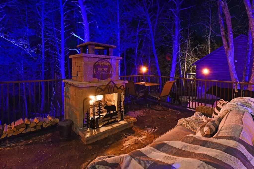 Enchanted Forest Cabin And Teepee! Lights & Laser Show! Private Hot Tub! Unique Stay! Sevierville Luaran gambar