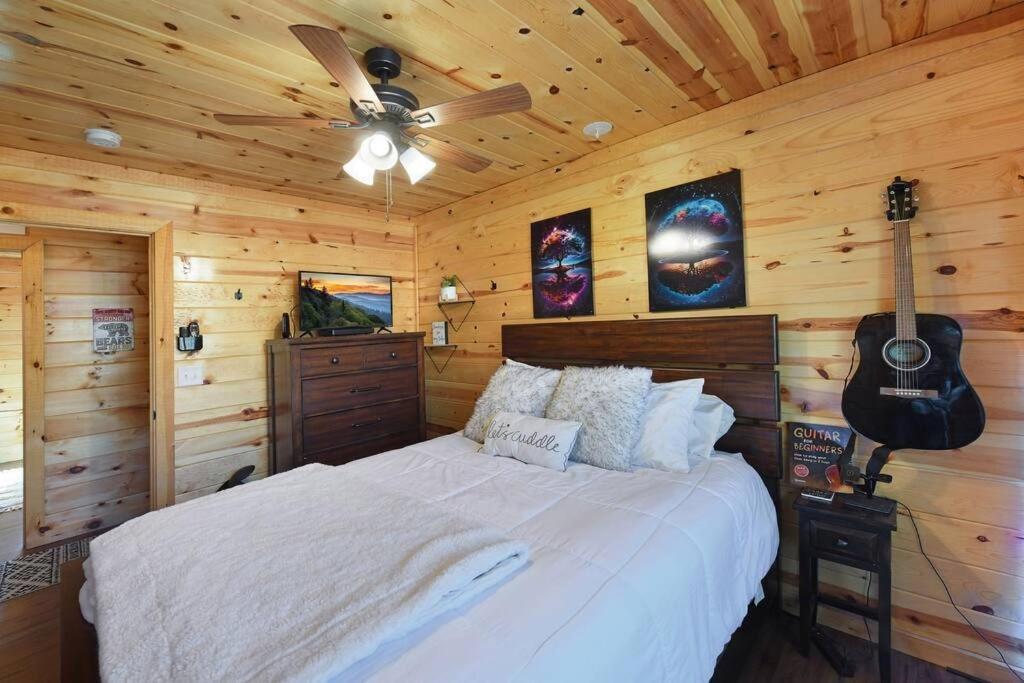 Enchanted Forest Cabin And Teepee! Lights & Laser Show! Private Hot Tub! Unique Stay! Sevierville Luaran gambar