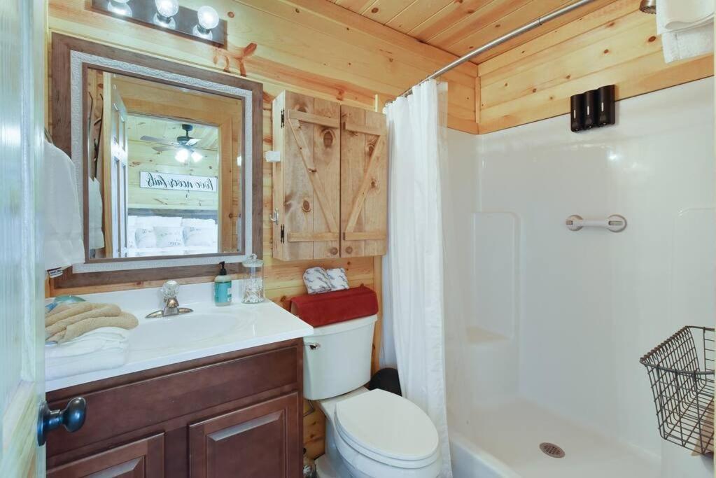 Enchanted Forest Cabin And Teepee! Lights & Laser Show! Private Hot Tub! Unique Stay! Sevierville Luaran gambar