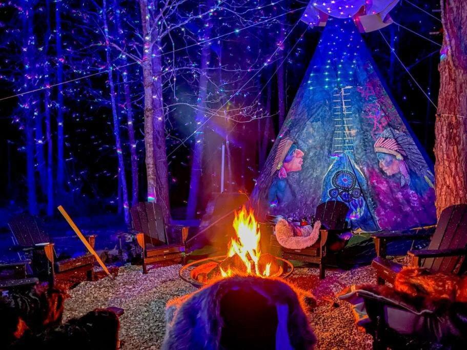 Enchanted Forest Cabin And Teepee! Lights & Laser Show! Private Hot Tub! Unique Stay! Sevierville Luaran gambar