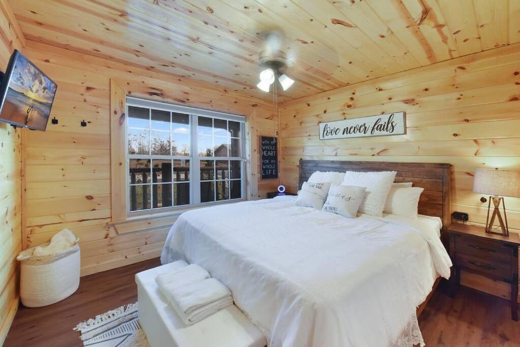 Enchanted Forest Cabin And Teepee! Lights & Laser Show! Private Hot Tub! Unique Stay! Sevierville Luaran gambar