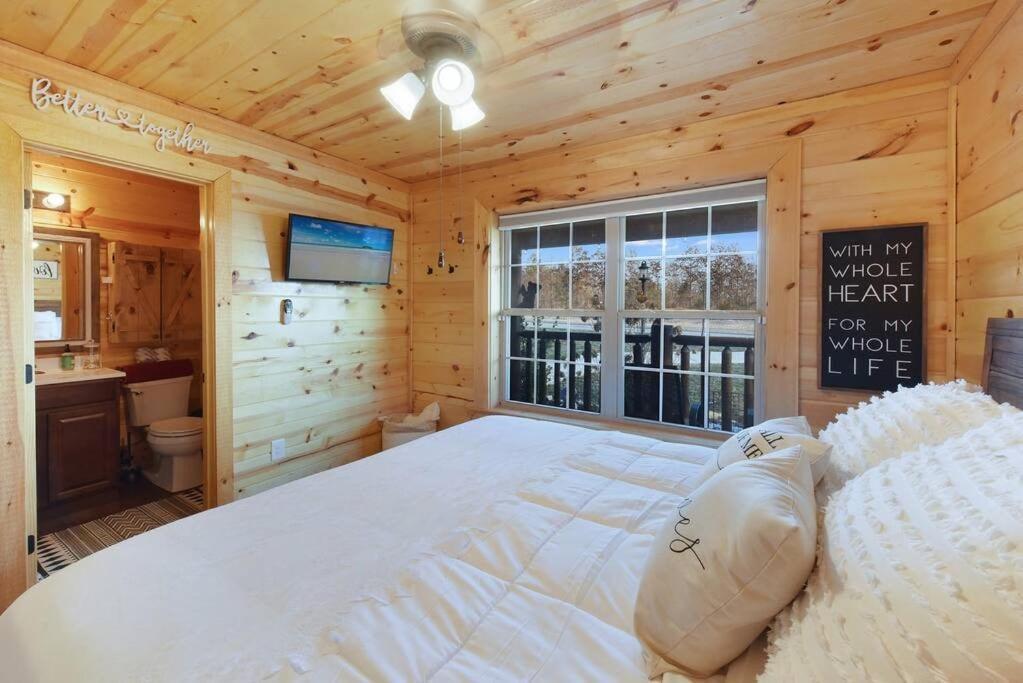 Enchanted Forest Cabin And Teepee! Lights & Laser Show! Private Hot Tub! Unique Stay! Sevierville Luaran gambar