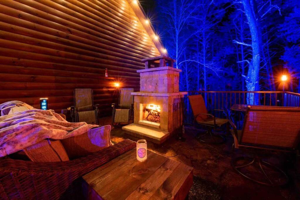 Enchanted Forest Cabin And Teepee! Lights & Laser Show! Private Hot Tub! Unique Stay! Sevierville Luaran gambar