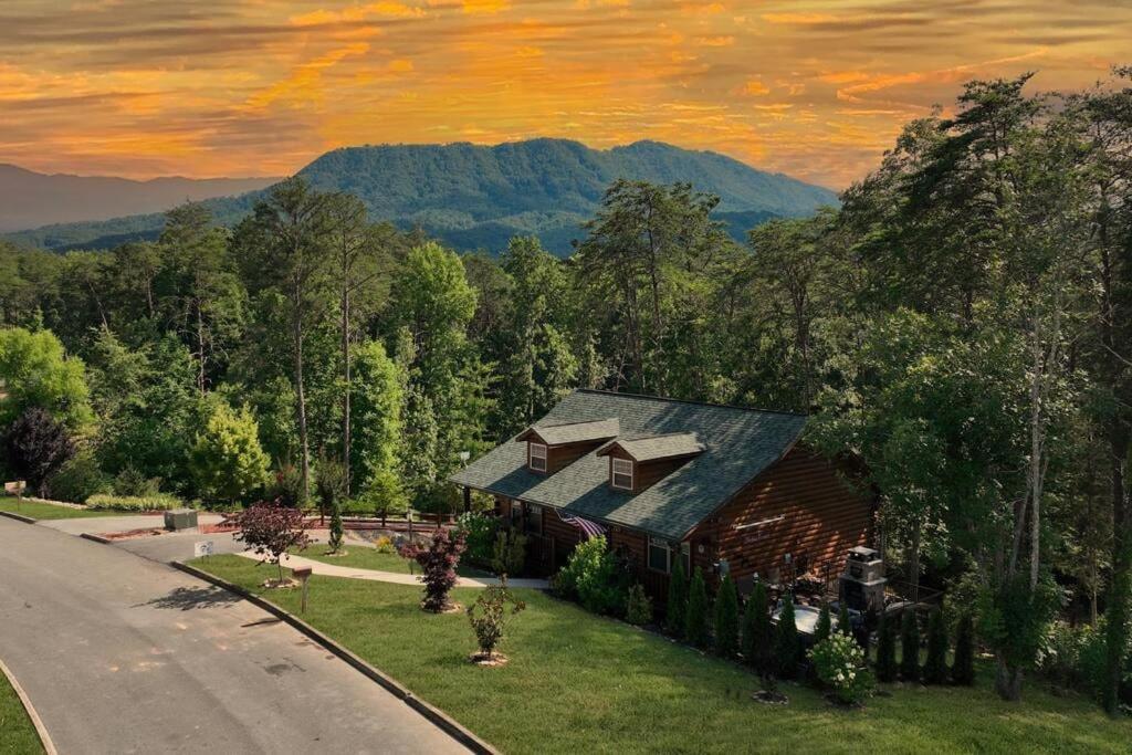 Enchanted Forest Cabin And Teepee! Lights & Laser Show! Private Hot Tub! Unique Stay! Sevierville Luaran gambar